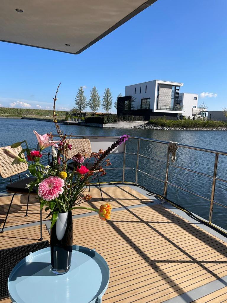 Houseboat Kamperland photo 4