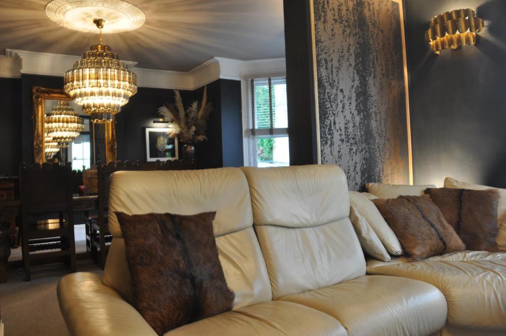 Tir-y-Coed Country House - Tap to explore photos