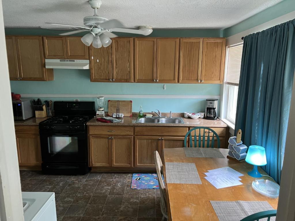 Historic Beach Side Getaway - Pet friendly, WiFi cottage photo 2