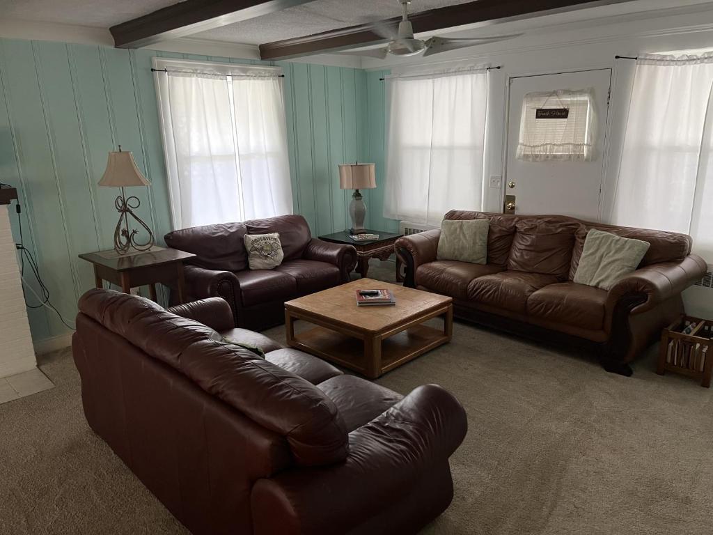 Historic Beach Side Getaway - Pet friendly, WiFi cottage photo 4