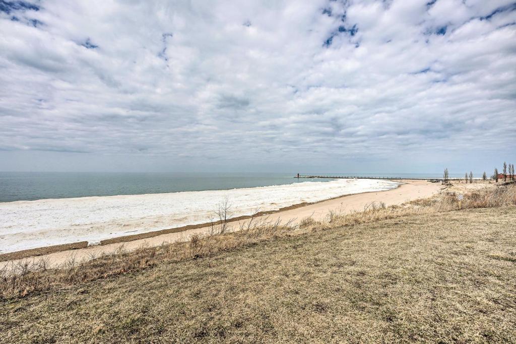 Spacious South Haven Retreat Near Lake Michigan photo 1