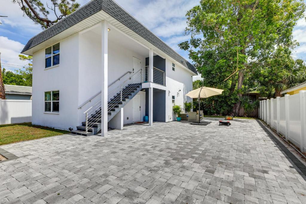 Coastal Sarasota Condo Minutes to Beach! photo 3