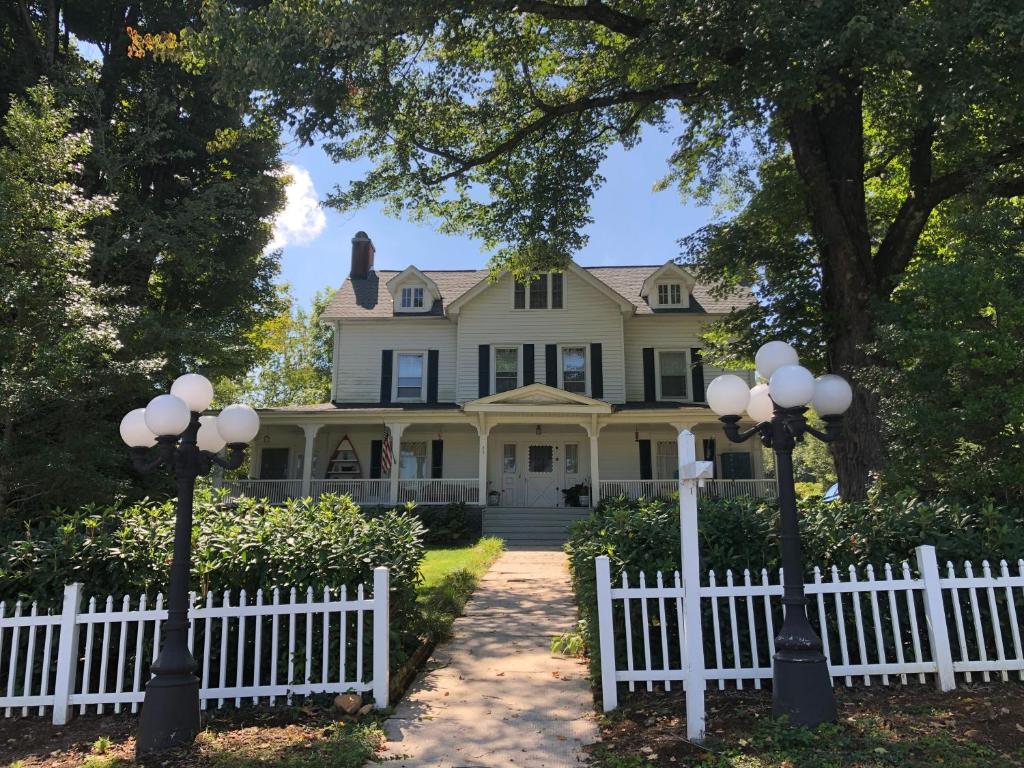 Love Lane Bed & Breakfast image