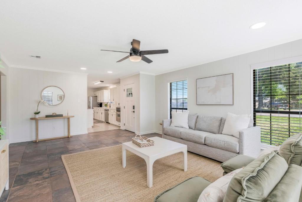 Updated & centrally located 3 Bed photo 2