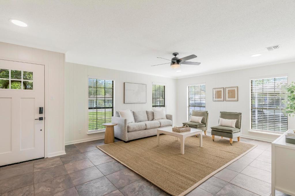 Updated & centrally located 3 Bed photo 1