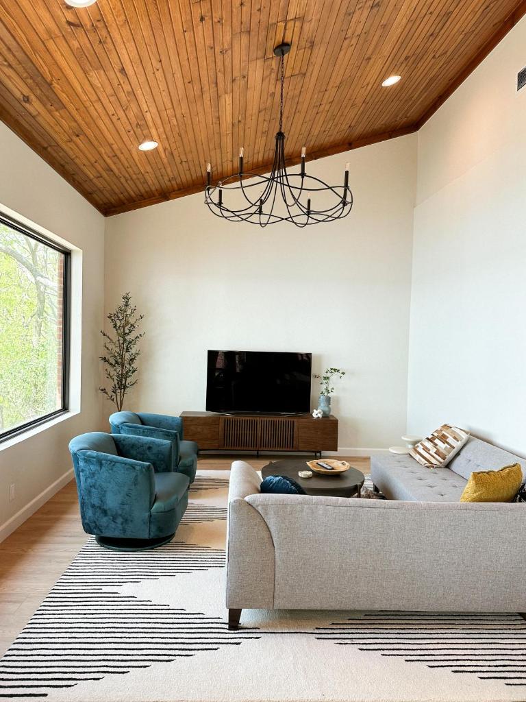 Newly Renovated 4B, 2.5 bath Lakefront home with South Grand Lake Views and dock photo 2
