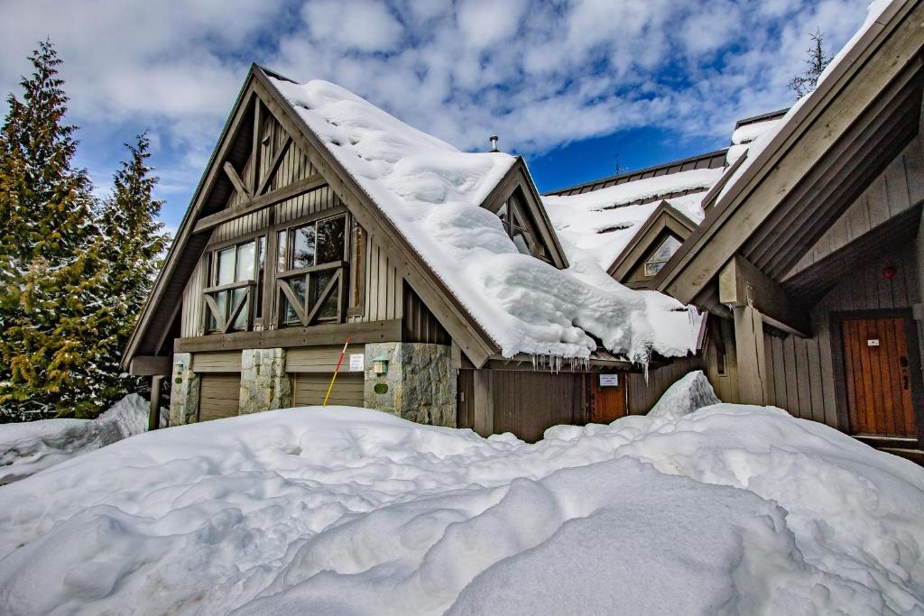 Pinnacle Ridge 36 - Ski In Ski Out, Newly Renovated, Private Hot Tub, Wood Fireplace photo 1
