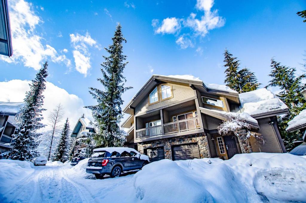 Snowy Creek 04 - Ski In Ski Out, Private Hot Tub, Short Walk to Whistler Village photo 3