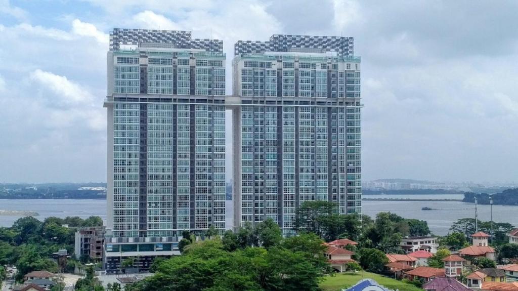 Experience the Coast - HostaHome Suites at Paragon Residence near Downtown photo 1