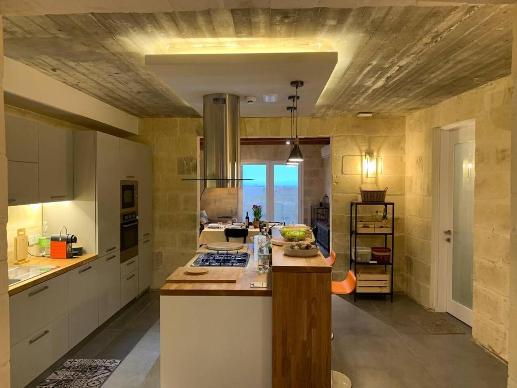 Heritage Living Apartment with Spectacular Views photo 3