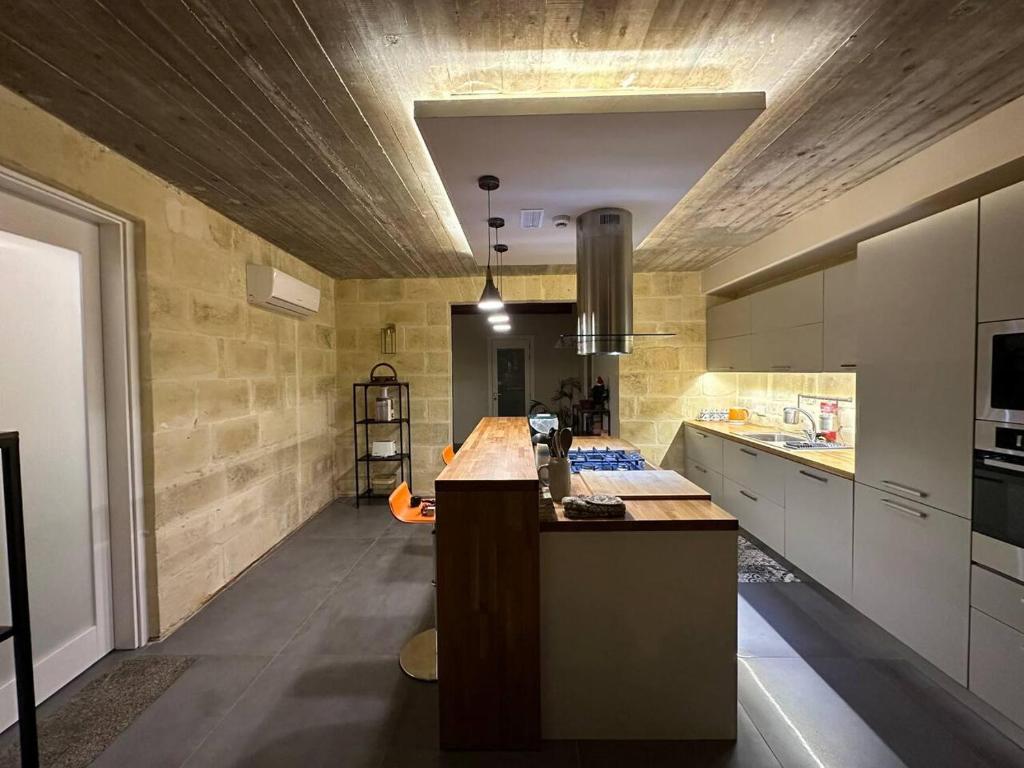 Heritage Living Apartment with Spectacular Views photo 4
