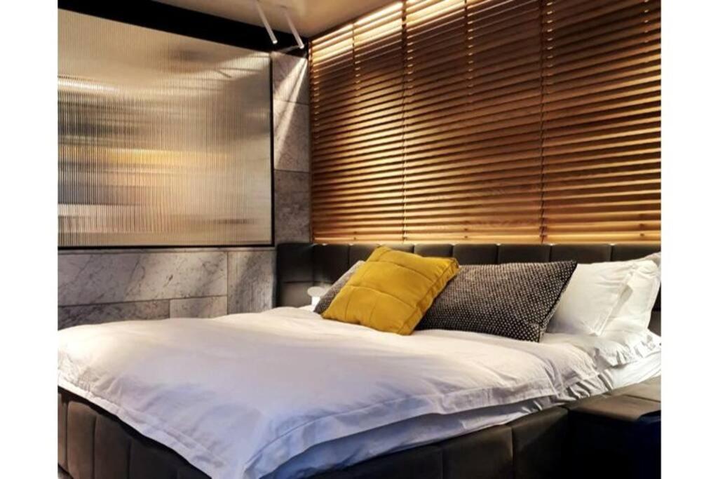Luxury studio on Tlv w balcony on the sea photo 4