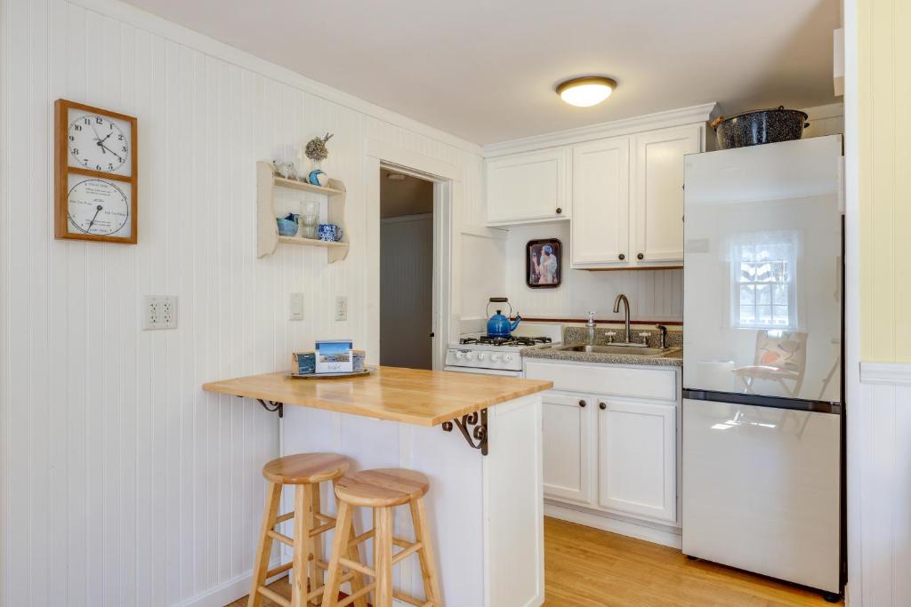 Quaint Wellfleet Cottage - 2 Mi to Coastline! photo 3