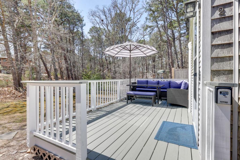 Quaint Wellfleet Cottage - 2 Mi to Coastline! photo 1