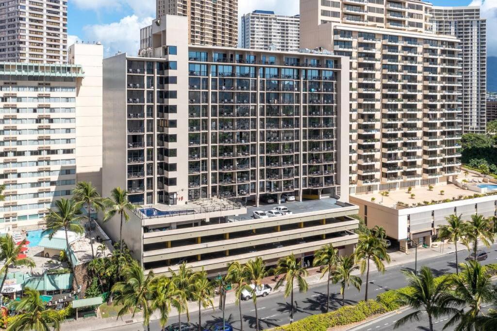 Incredible Location FREE parking in Waikiki
