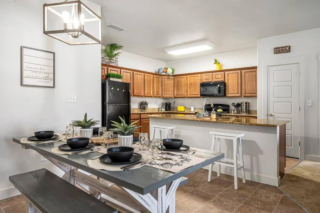 Bee Chic in SoJo w/hot tub+gym+local ski slopes image