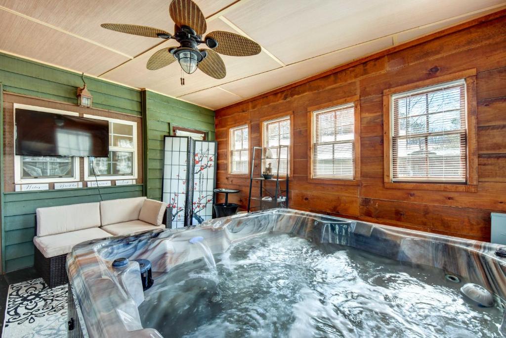 Cleveland Cabin with Private Hot Tub about 7 Mi to Helen photo 1