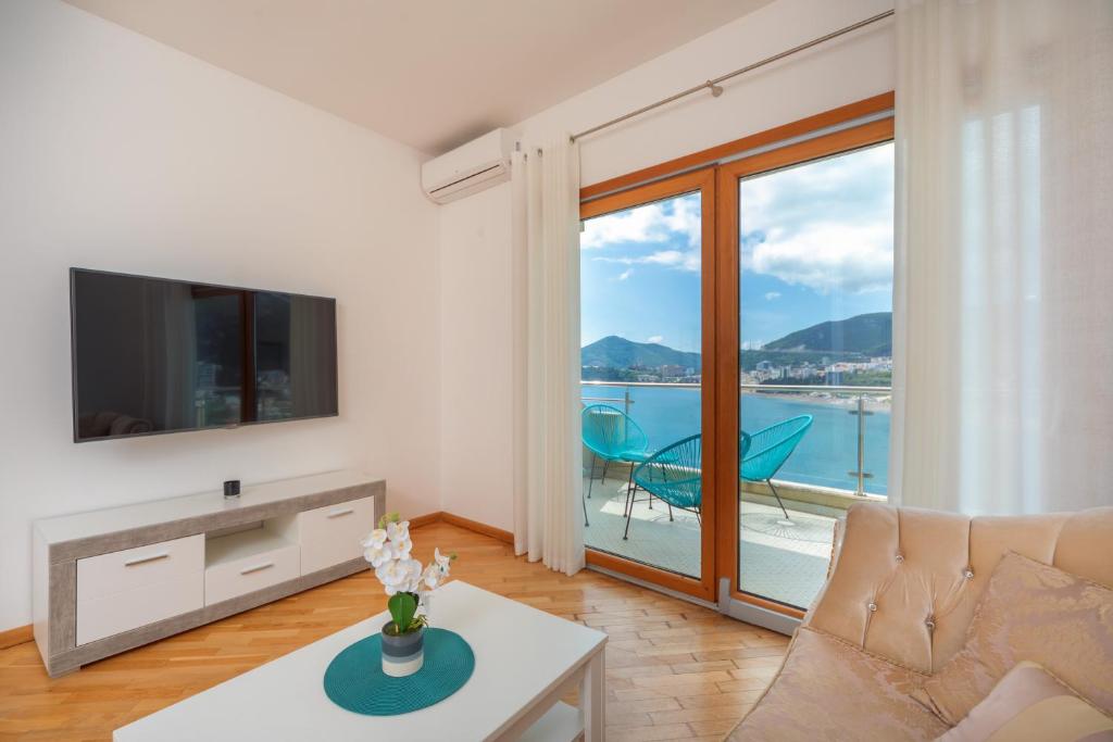 Alex Lux sea view apartment 1 photo 3