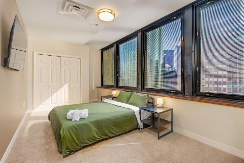 Luxe City Views PRIME LOCATION 24-7 Parking Gym Lounge image