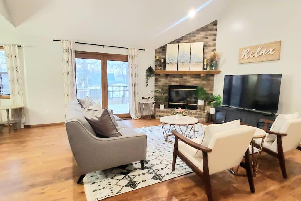 Freshly Remodeled Quaint Home photo 2