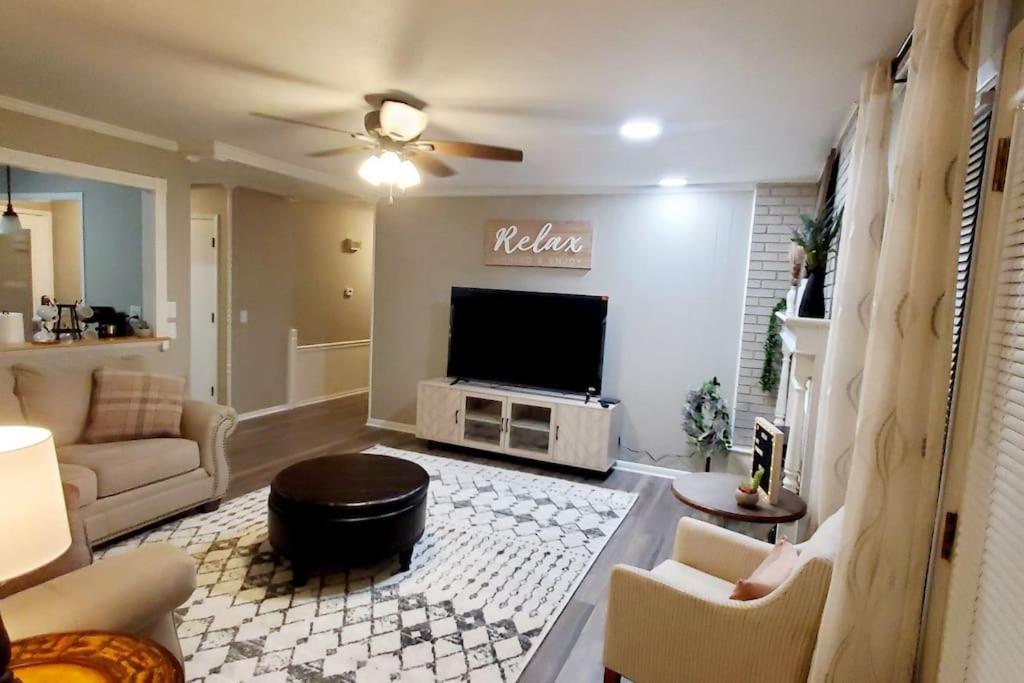 Charming Mid-Century Home in Central Location photo 3