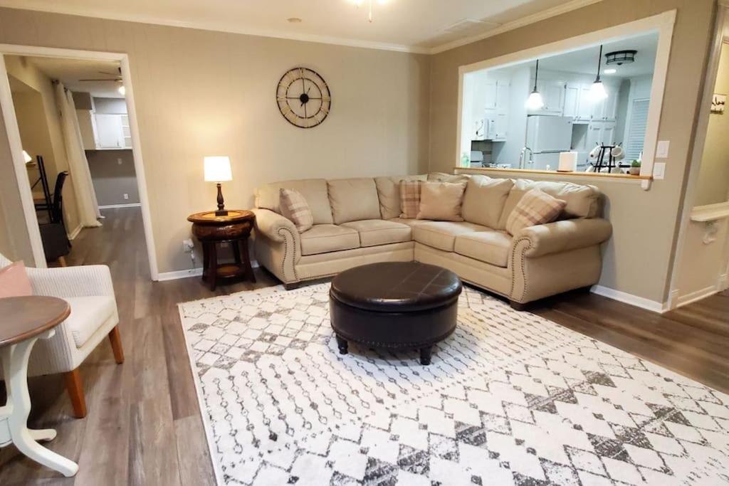 Charming Mid-Century Home in Central Location photo 2