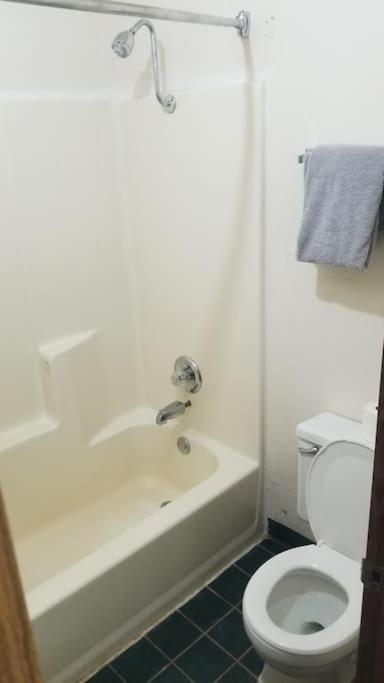 OSU 2 Queens Hotel Room 107 Booking photo 4