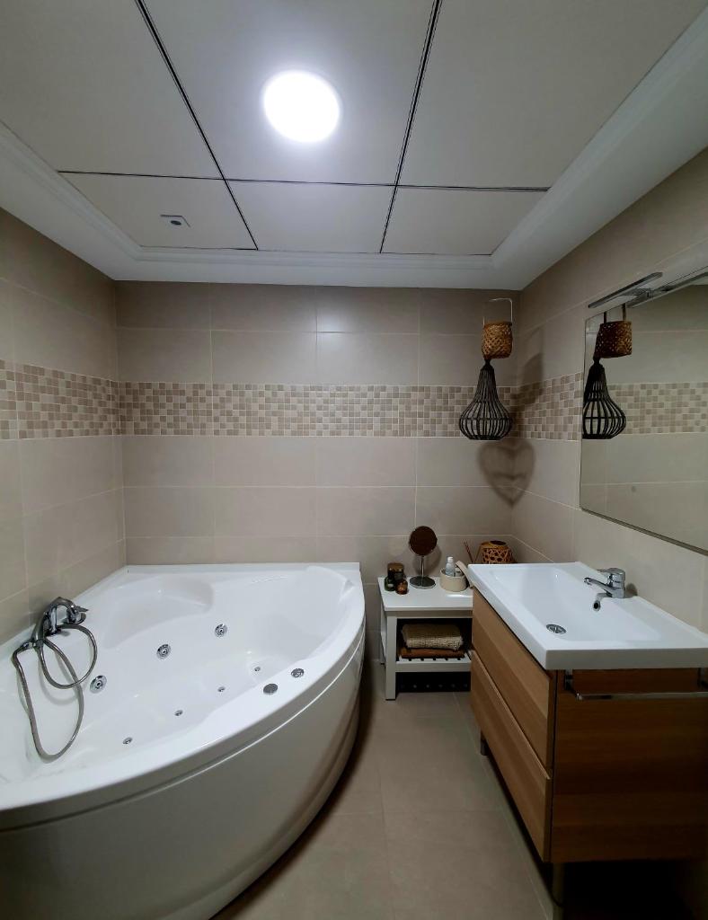 EL ÚNICO apartment with jacuzzi and art photo 4