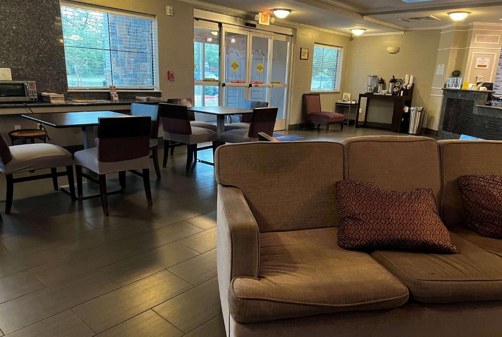 Baymont by Wyndham College Station photo 4