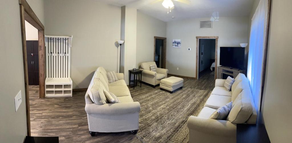 Modern Farmhouse 3 Bed, 2 Bath Apartment, Sleeps 7, Lots of Space, Steps to Downtown, Honeywell & Eagles Theater photo 3