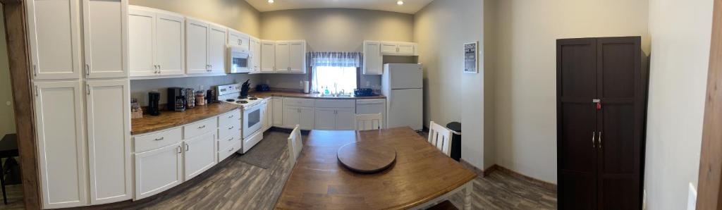 Modern Farmhouse 3 Bed, 2 Bath Apartment, Sleeps 7, Lots of Space, Steps to Downtown, Honeywell & Eagles Theater photo 1