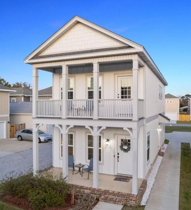 Cheerful 3BR close to downtown + double balcony
