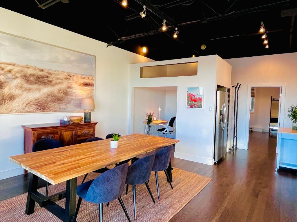 Sunny Penthouse on 17th Ave, 1 bedroom, 1 loft bed with ladder, 1 sofa bed, sleeps 6, Downtown