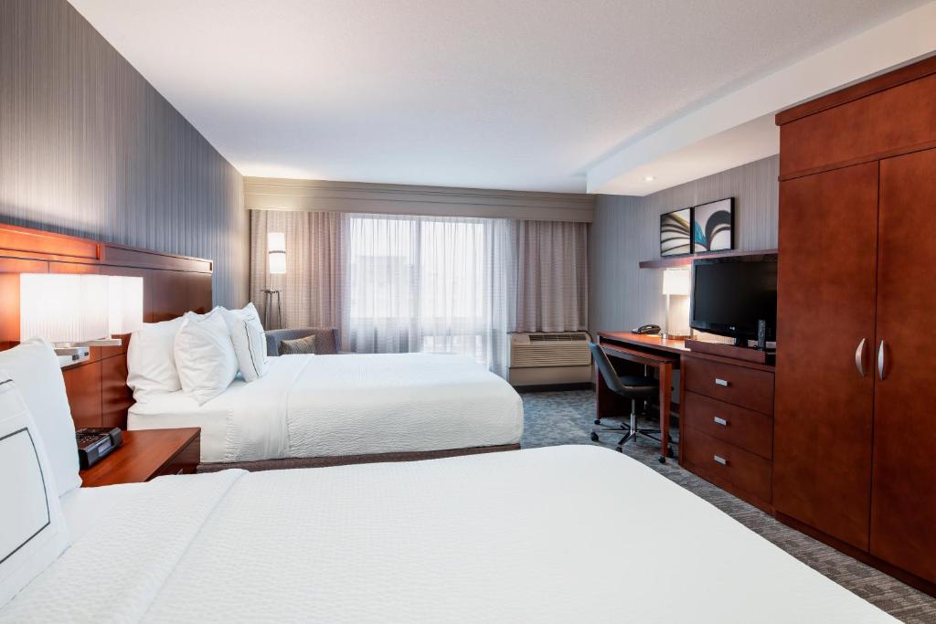Courtyard by Marriott Edmonton West - Tap to explore photos