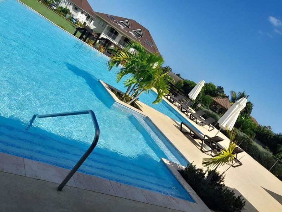 Modern and Secure Apartment with pool and tennis court near Dunns River Falls, Ocho Rios