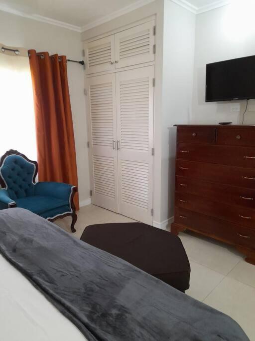 Modern and Secure Apartment with pool and tennis court near Dunns River Falls, Ocho Rios photo 4