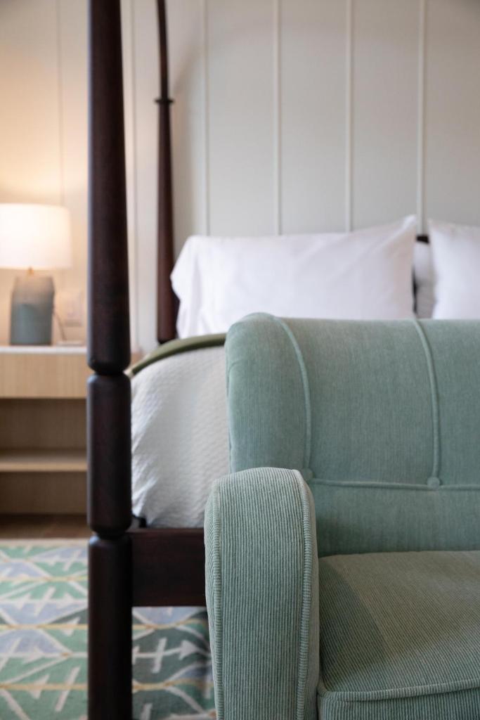 Canoe Place Inn & Cottages photo 1