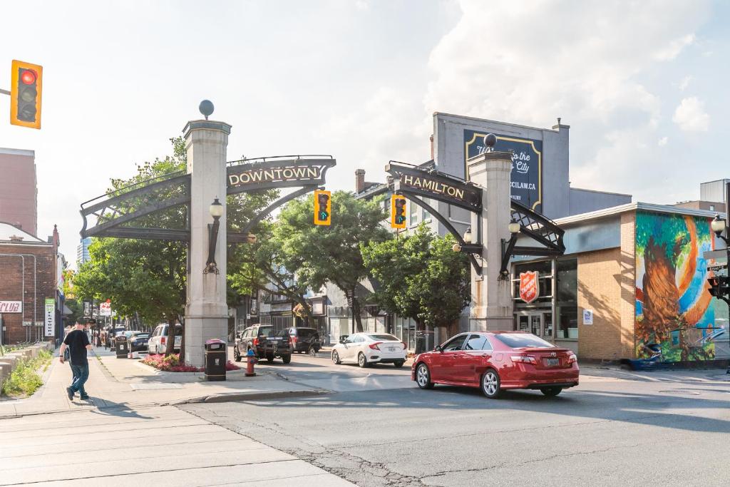 GLOBALSTAY New Downtown Hamilton Apartments Free parking photo 4