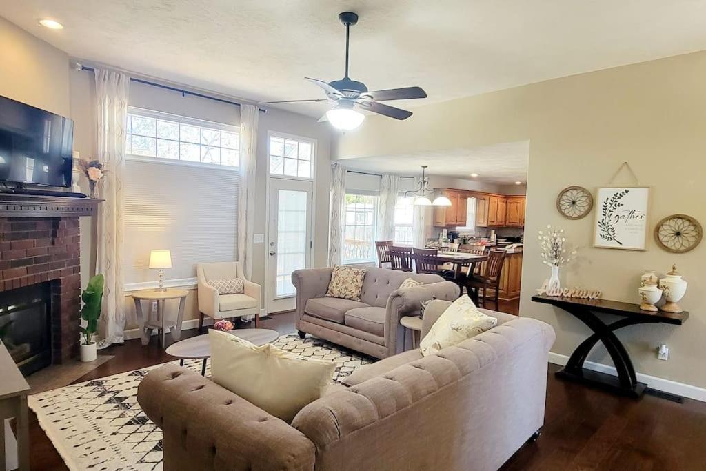Lovely Open Space Home in Convenient Location photo 2