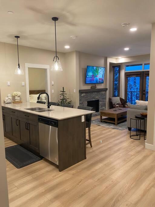 Cozy Modern Ski-in/Ski-out, Hot Tub, Alpine Home photo 3