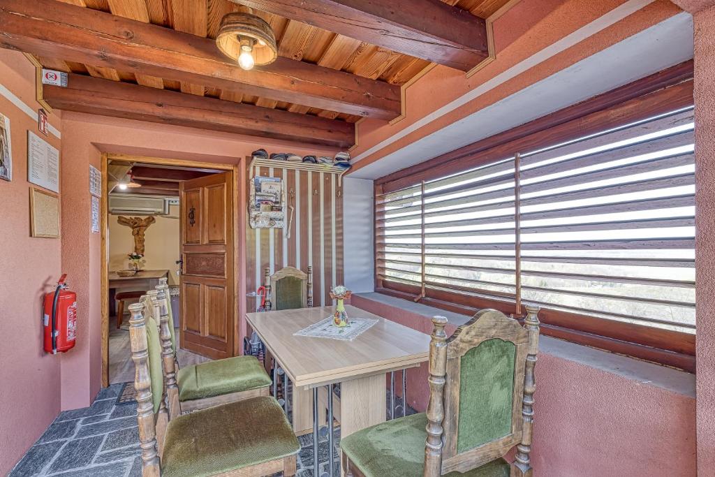Vineyard Cottage Vesna Lake View - Happy Rentals photo 3