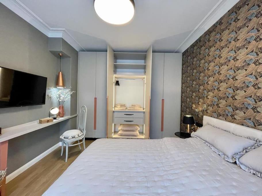 Luxury 2 Bedroom Top Central Apartment - Tap to explore photos
