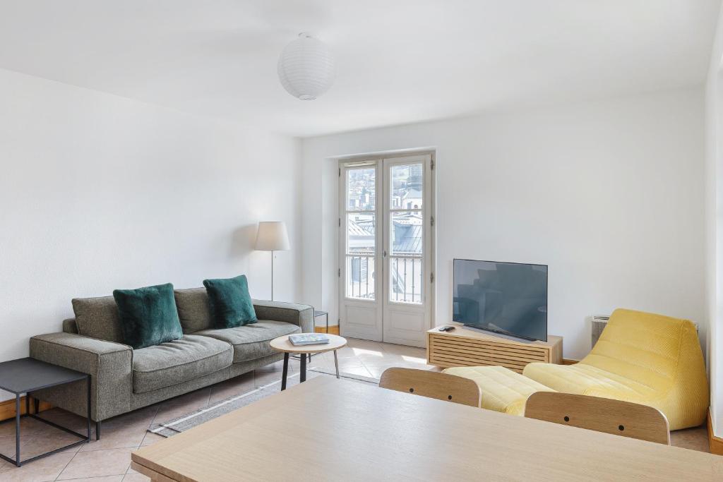 Chic 2BR City Center Apartment - Free Parking & Mountain View photo 3