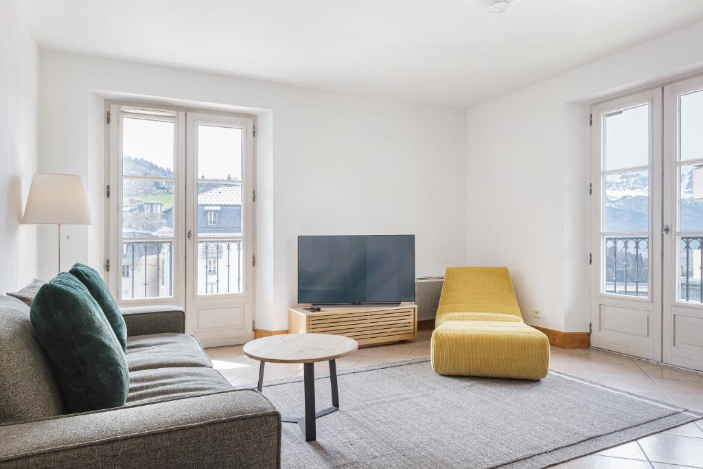 Chic 2BR City Center Apartment - Free Parking & Mountain View photo 2