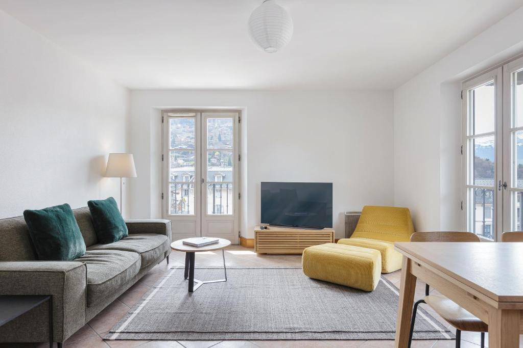 Chic 2BR City Center Apartment - Free Parking & Mountain View