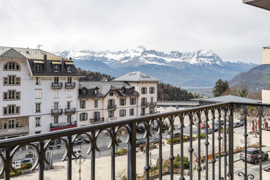 Chic 2BR City Center Apartment - Free Parking & Mountain View photo 1