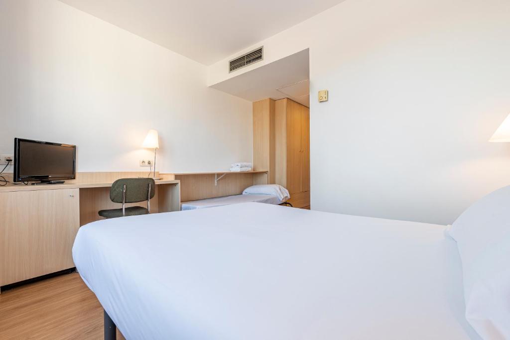 Hotel Basic - Tap to explore photos