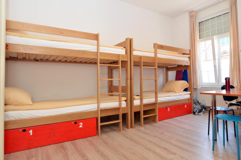Номер (Односпальная кровать в 8-местном общем номере), Hostel Temza