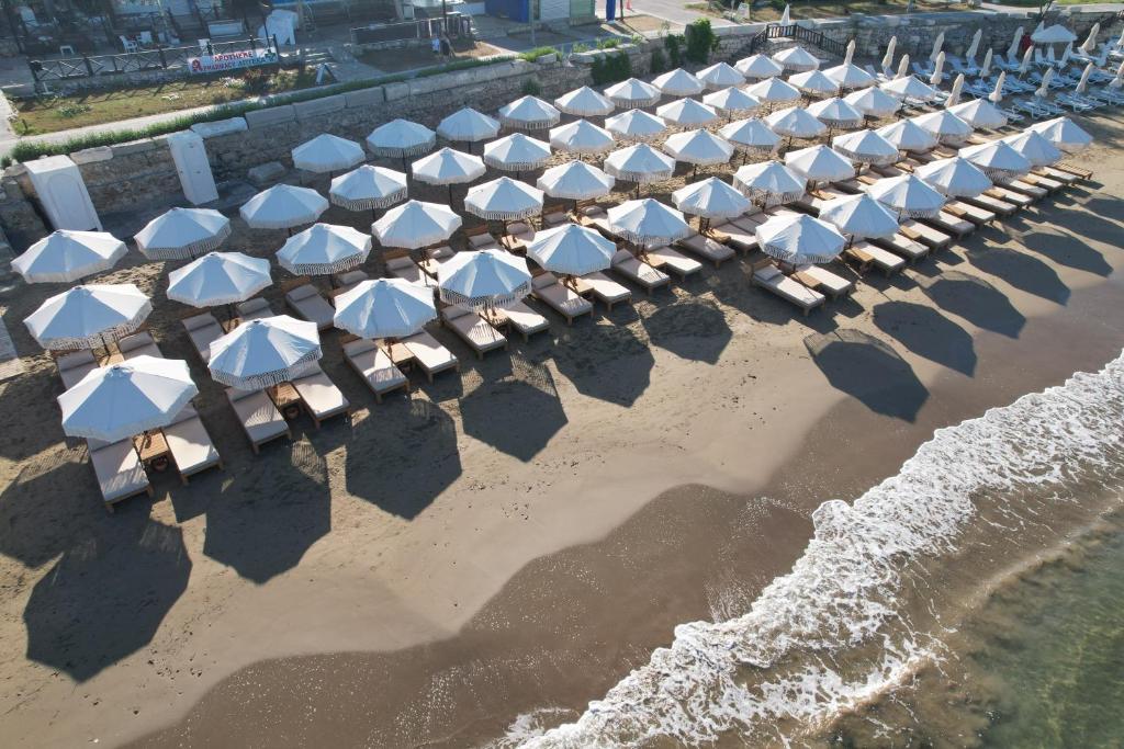 Kalia Beach Hotel Side photo 4