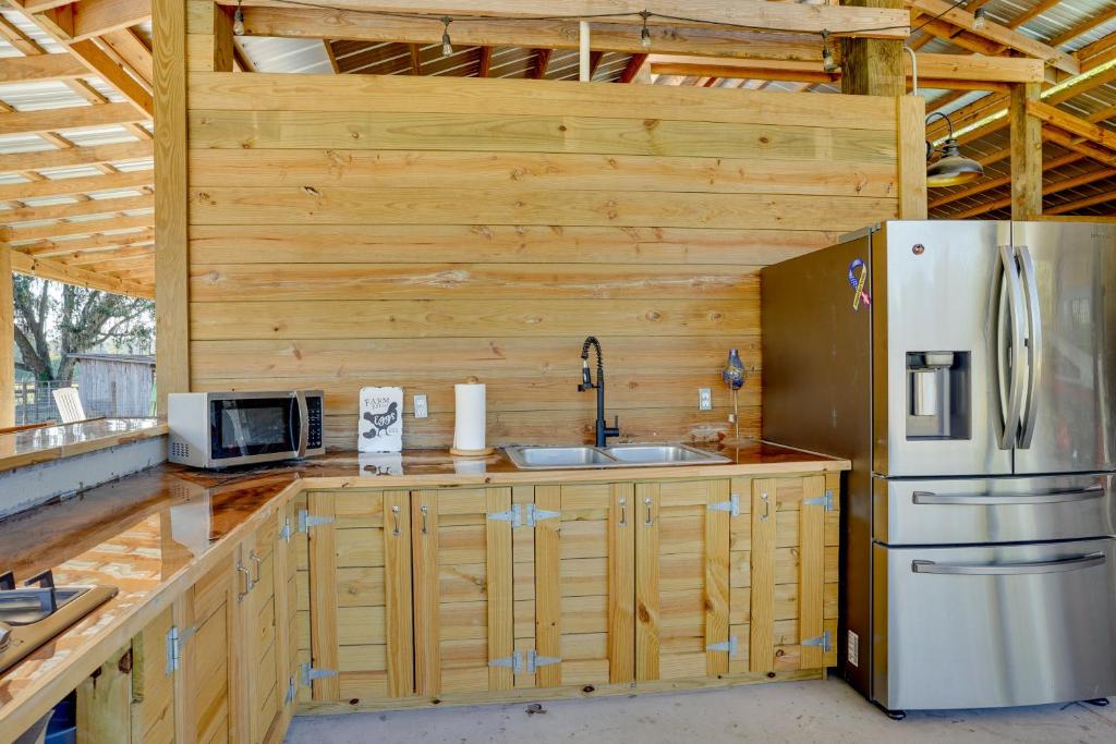 Farm Stay Modern Barndominium in Lakeland! photo 3